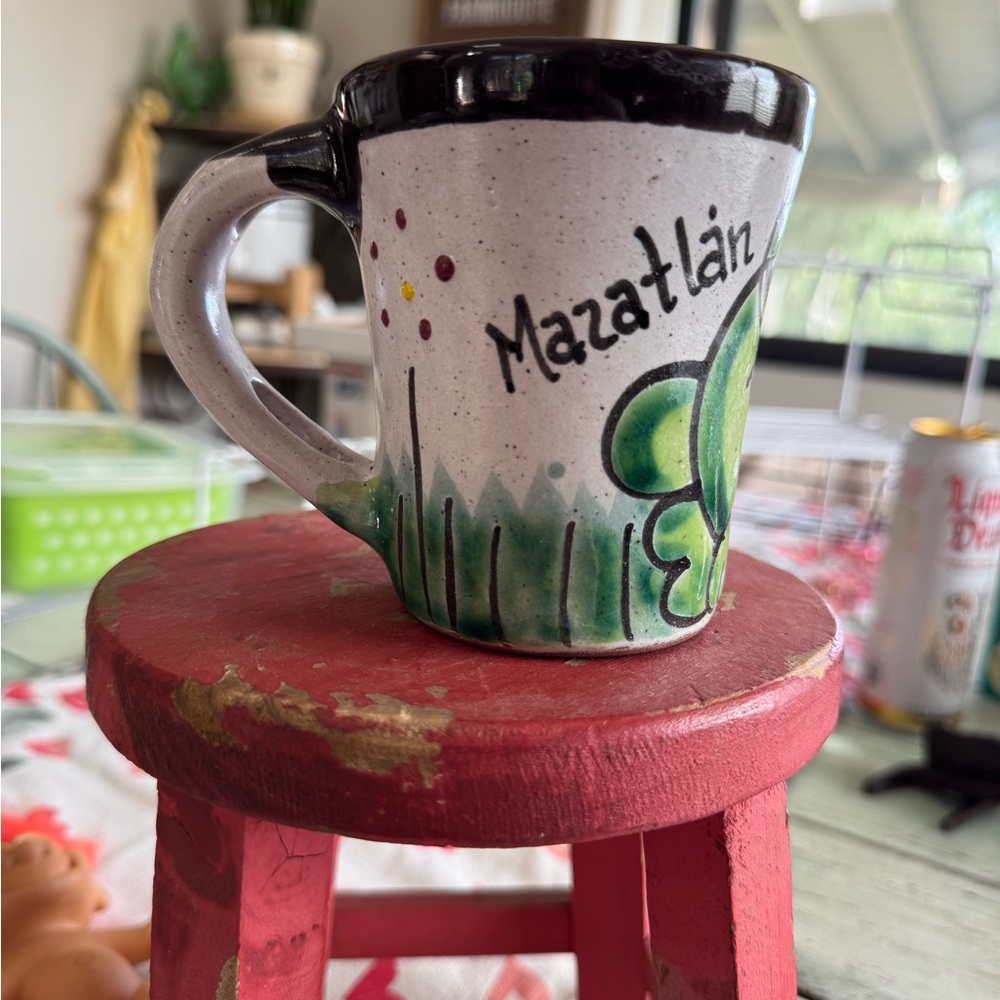 Whimsical Green and Black Frog Mug from Mazatlan‎ - Picture 3 of 7